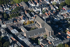 909068 Luchtfoto van de St. Catharinakerk en het Catharijneconvent en omgeving te Utrecht, met in het midden de Lange ...